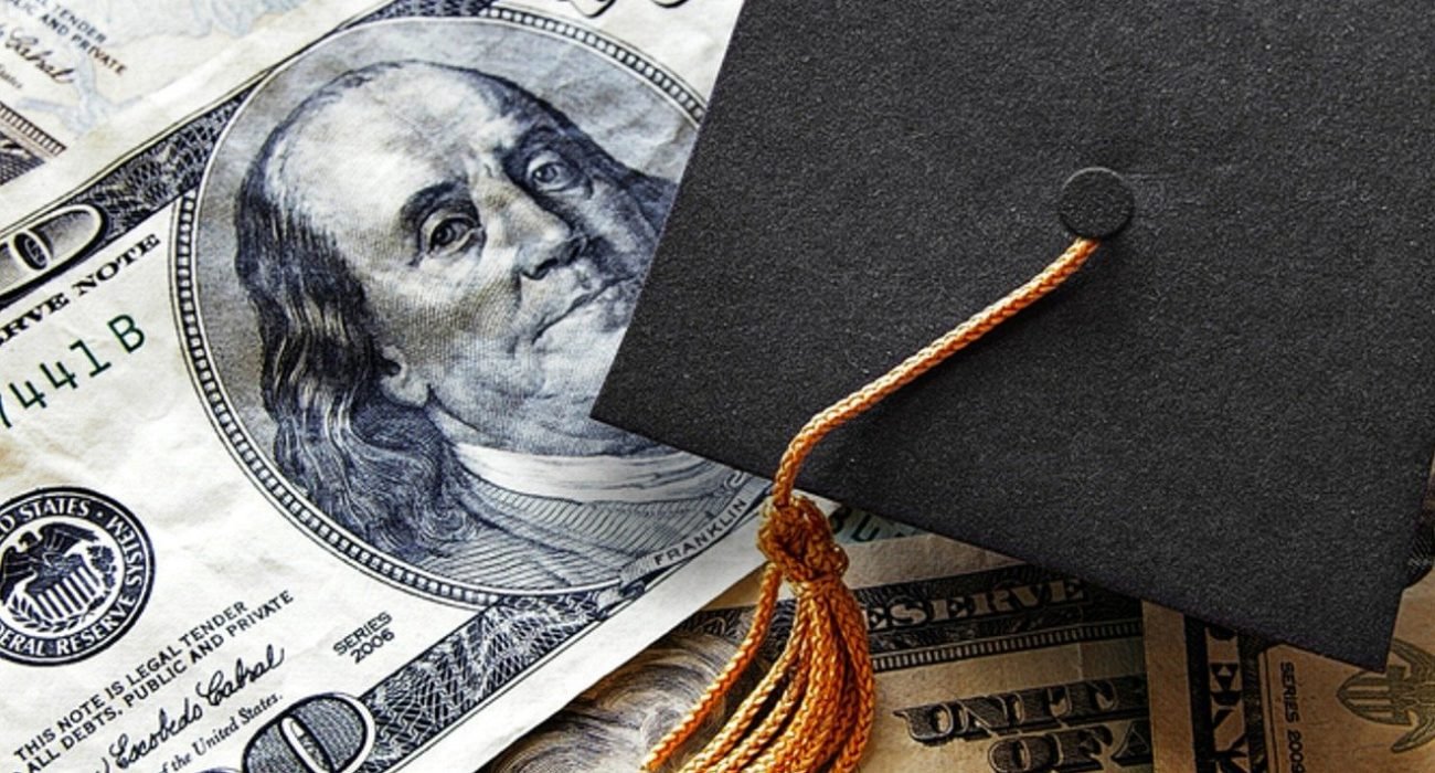 g987a712cb94ed951755406ab8bf6ee2c4ecaf2e830a2462dabc44d9816984a2fb73ab2351a97751c4b7e0a2d2b32a755d7e68bedb47a1f8d64261b3d959b46eb_1280-9938976 bank, money, bills, notes